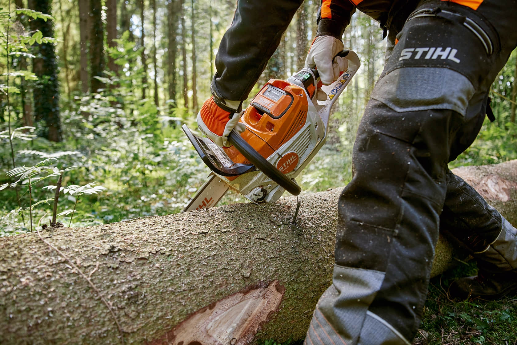 The STIHL MSA 300 takes battery power to the next level. The high-performance battery-powered chainsaw optimally brings together power, performance, comfort, and modern design.