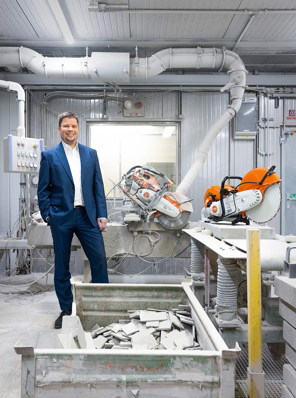 Stefan Merkle stands in front of a test stand Test stand for petrol cut-off grinders