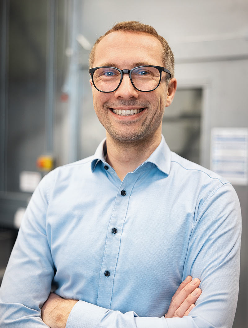 Alexander Härtel stands in a test environment.