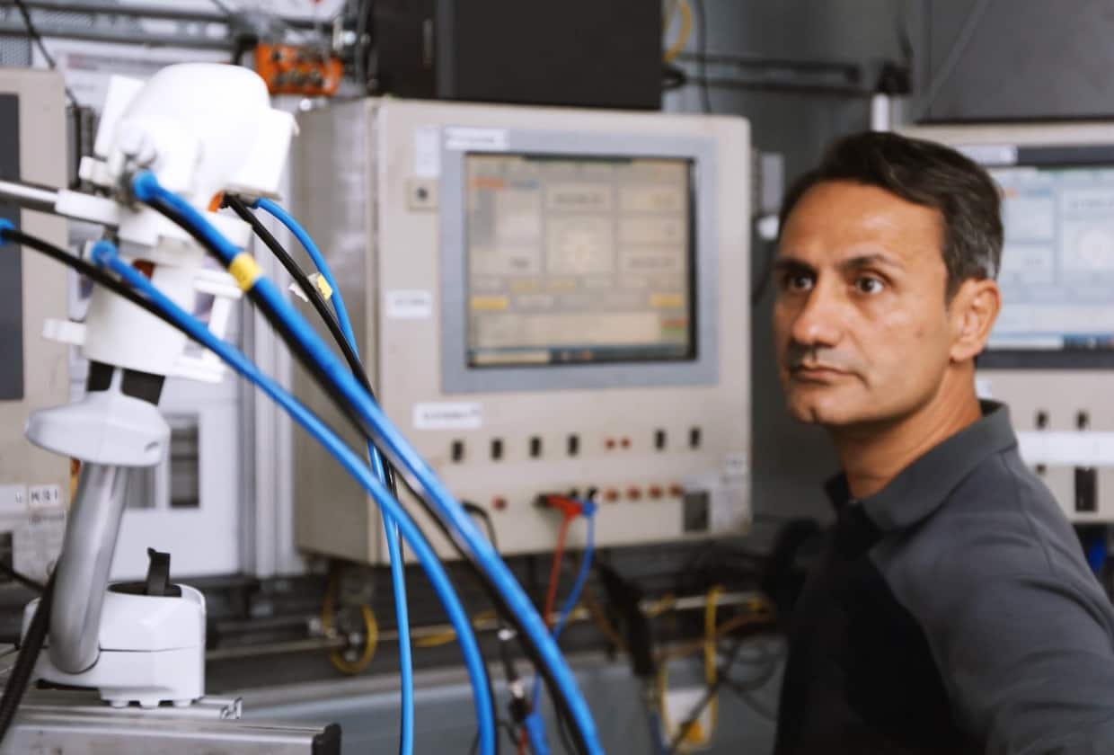 An employee tests a STIHL product in a test environment.